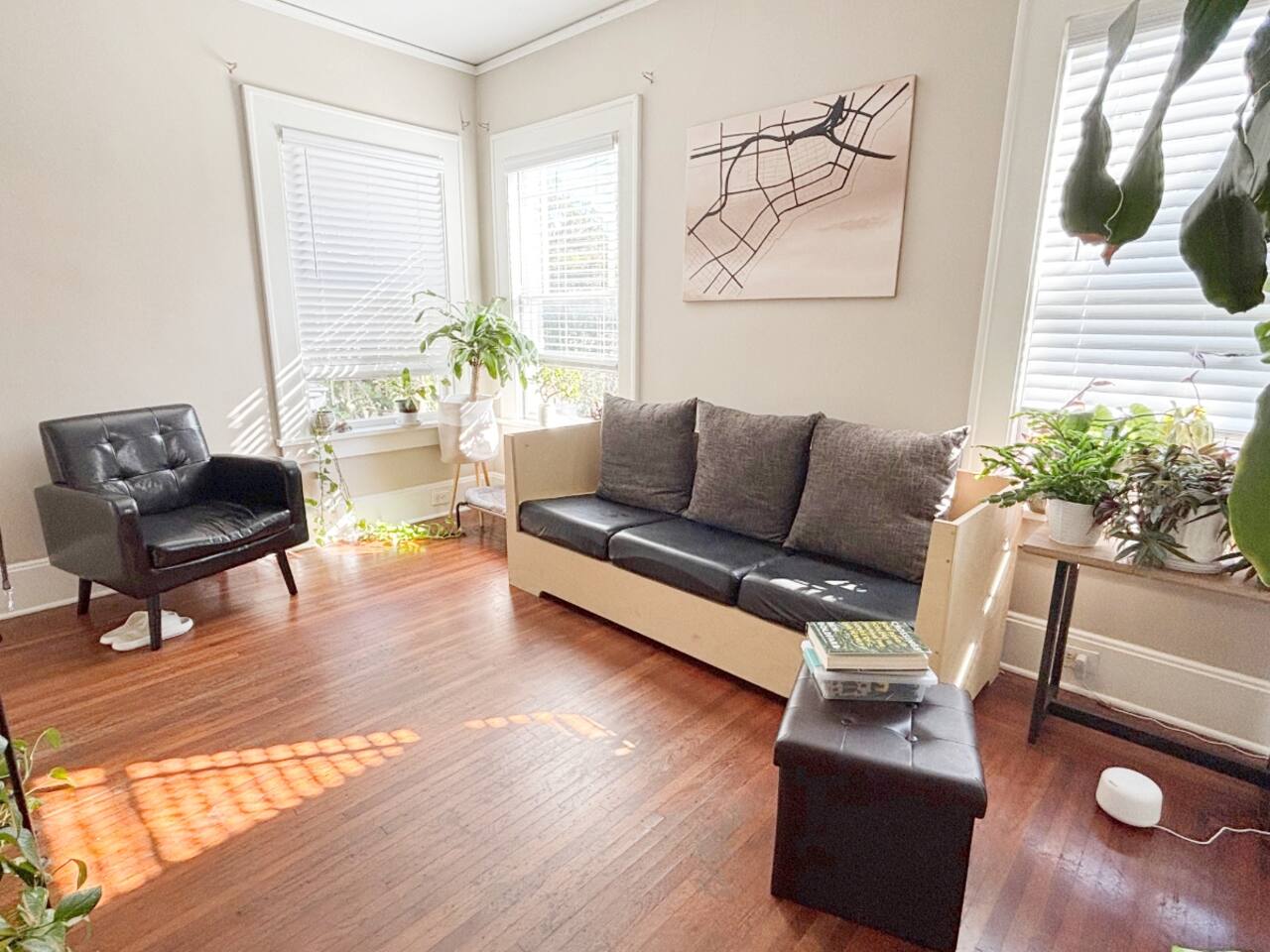 Riverside Retreat: Cozy 1-Bed Haven with Parking