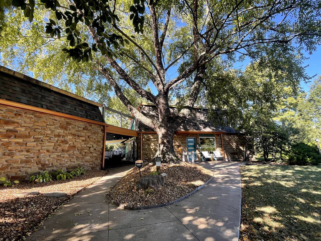 Stunning Mid-Cent Home 10 min Airport/Lucas Oil