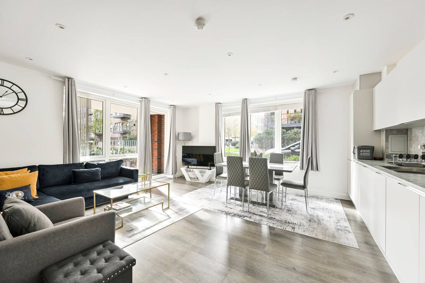 Modern 1-Bed Near Station + Parking