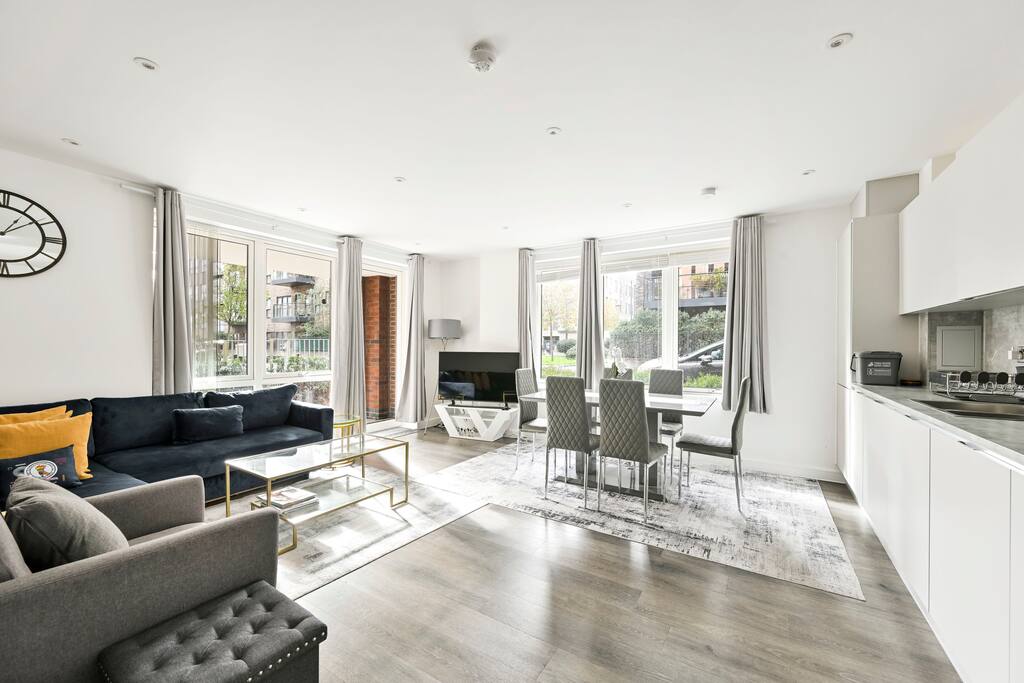 Modern 1-Bed Near Station + Parking