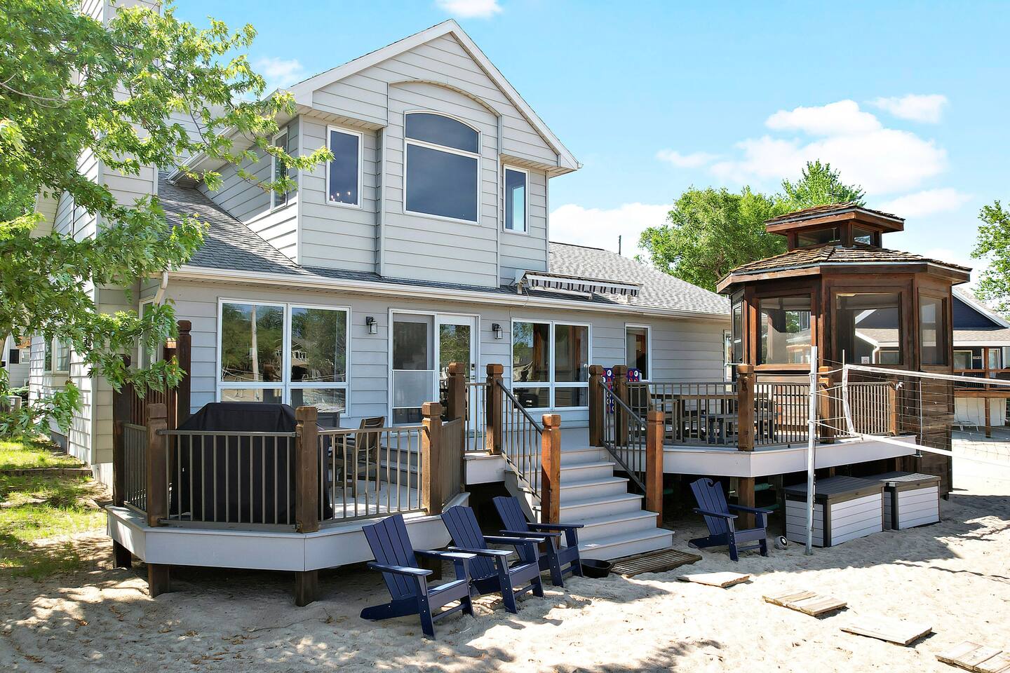 Lakehouse w/ 3 Big Suites (6BDR/ 4BTH) +HUGE Beach