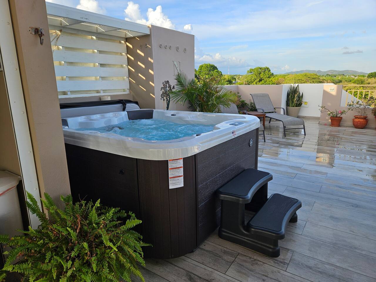 Tropical Sunset Penthouse • Rooftop & Hot Tub