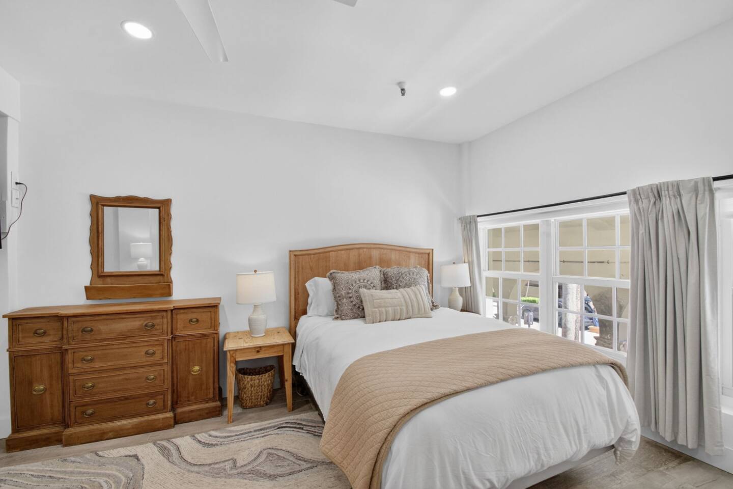 Palm Beach Spacious Condo Steps To Beach Sleeps 3