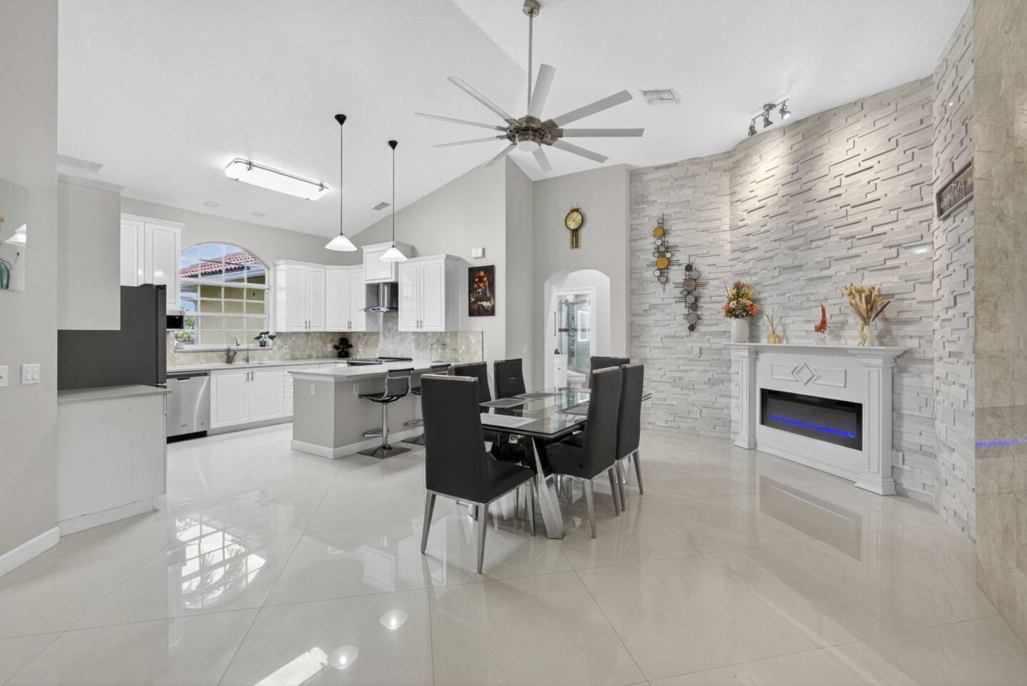 Sleeps 8 West Palm House Dog Friendly EV Charger