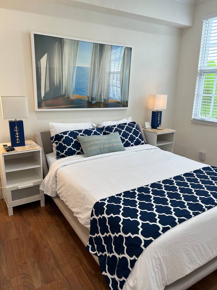 Pool Beach Getaway Palm Beach 1 Bedroom w/ Kitchen