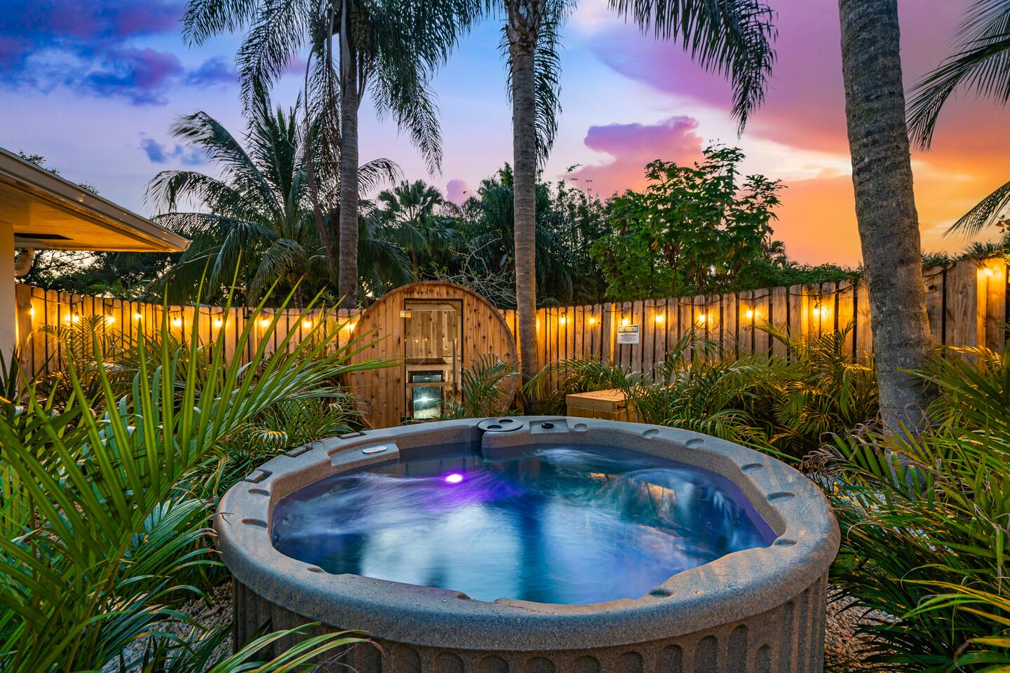 Tropical Retreat~Heated Pool ~Game Room~ Sleeps 11