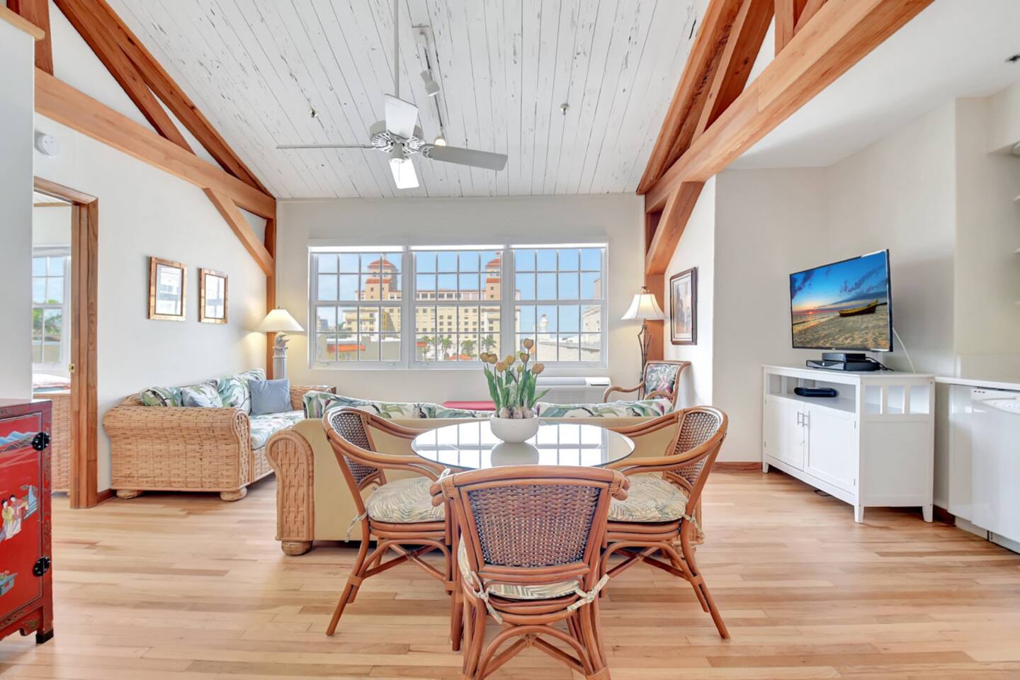 Walk To Beach! Palm Beach Penthouse Sleeps 4 Guest