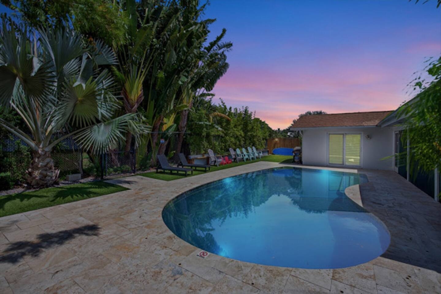 Tropical Oasis~Heated Pool~Sleeps 10~Family + Pets