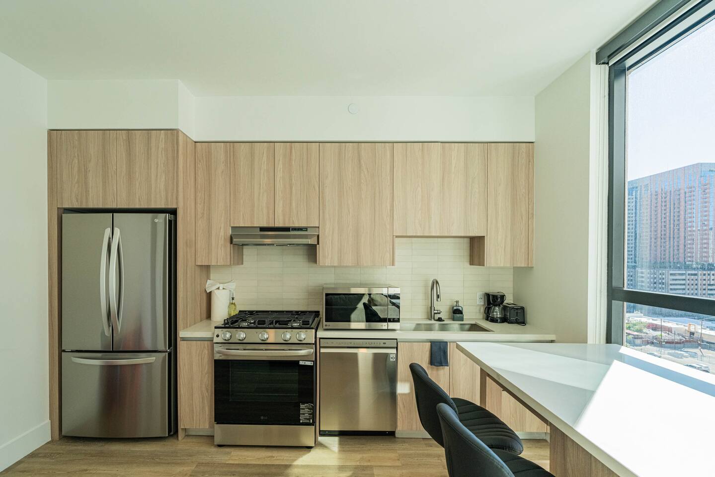 Chic 1BR Getaway w/ Pool, Gym Access & Rooftop