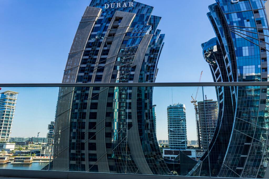 1BR Apartment w/ Water View -Business Bay