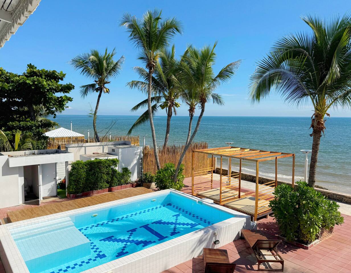 Beachside Half-House Getaway บ้านครึ่งหลังพักผ่อนสุดชิลกับครอบครัวหรือเพื่อนๆ พักได้“14ท่าน” 3ห้องนอน 2ห้องครัว 1ห้องนั่งเล่น ปิ้งย่างBBQ และกิจกรรมต่างๆ