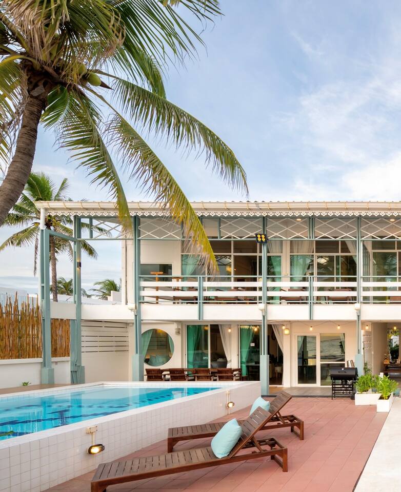 Family Half-Villa by the Sea บ้านครึ่งหลัง พักผ่อนคลายริมทะเลกับครอบครัวหรือเพื่อนๆ พักได้“14ท่าน” 3ห้องนอน 2ห้องครัว 1ห้องนั่งเล่น ปิ้งย่างBBQ และกิจกรรมต่างๆ