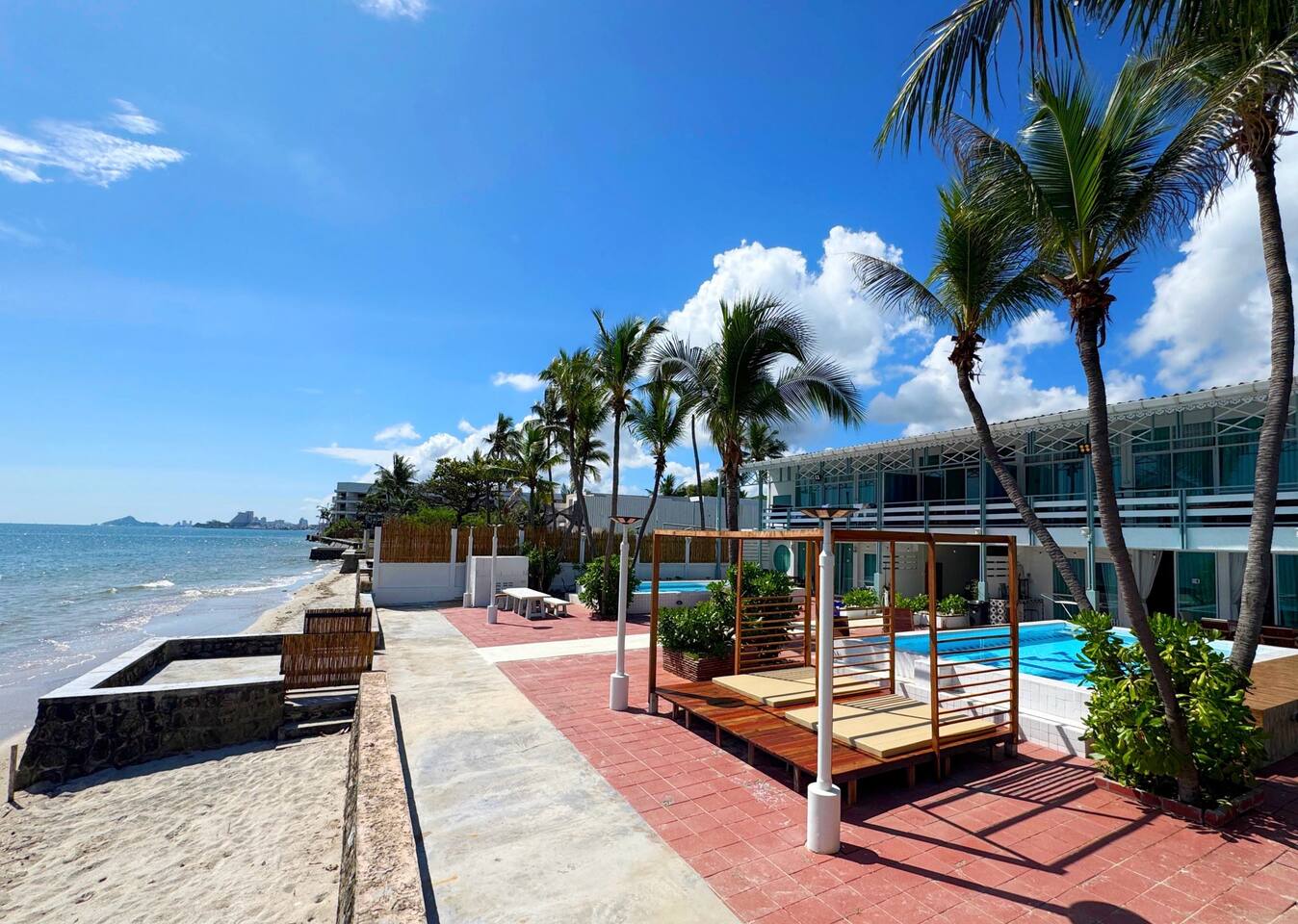 Bayside Family Full-Kitchen Pools Villa  ห้องสวีทสุดผ่อนคลายติดสระว่ายน้ำหน้าชายหาด พักได้“4-6ท่าน” 1ห้องนอน 2ห้องครัว 1ห้องนั่งเล่น ปิ้งย่างBBQ และกิจกรรมต่างๆ