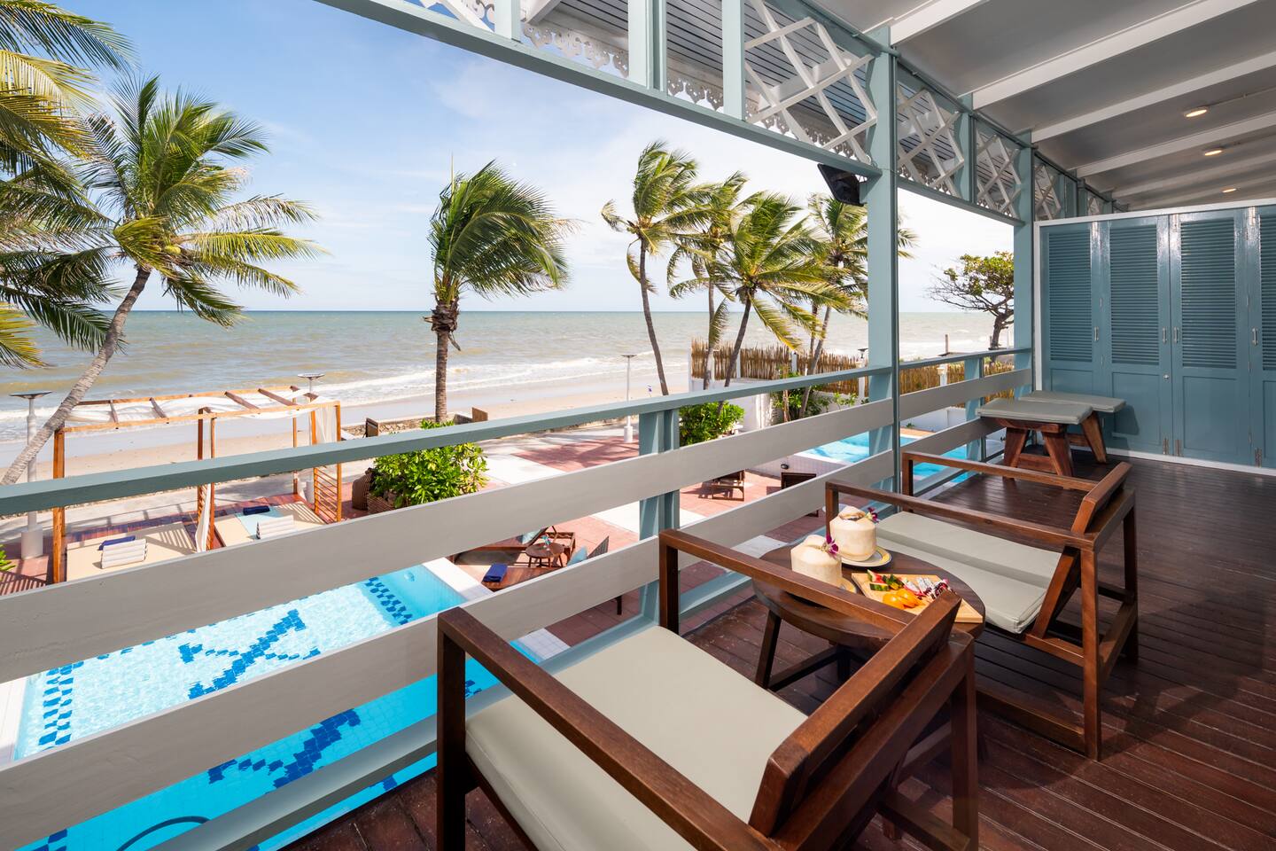 Family-Friends Seaview Balcony& Bathtub ห้องชั้นบน บรรยากาศสุดผ่อนคลายฟังเสียงคลื่นชมวิวทะเล พร้อมอ่างอาบน้ำ จิบกาแฟริมระเบียงสุดชิล พักได้ “4ท่าน” พร้อมครัวกลางอุปกรณ์ครบ ปิ้งย่างBBQ และกิจกรรมต่างๆ