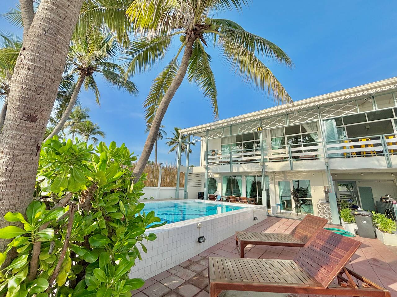 Suite Family Seaview Balcony with Bathtub ห้องชั้นบน พร้อมอ่างอาบน้ำ ชมพระอาทิตย์ตกดินเพลิดเพลินกับวิวทะเลและสระว่ายน้ำ โต๊ะดินเนอร์ริมระเบียง  พักได้ "4ท่าน“ พร้อมครัวกลางอุปกรณ์ครบ ปิ้งย่างBBQ และกิจกรรมต่างๆ