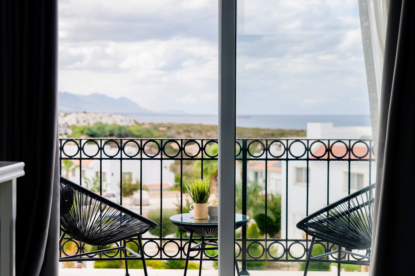 Zweistöckige Wohnung mit Meerblick, Pool & Strand