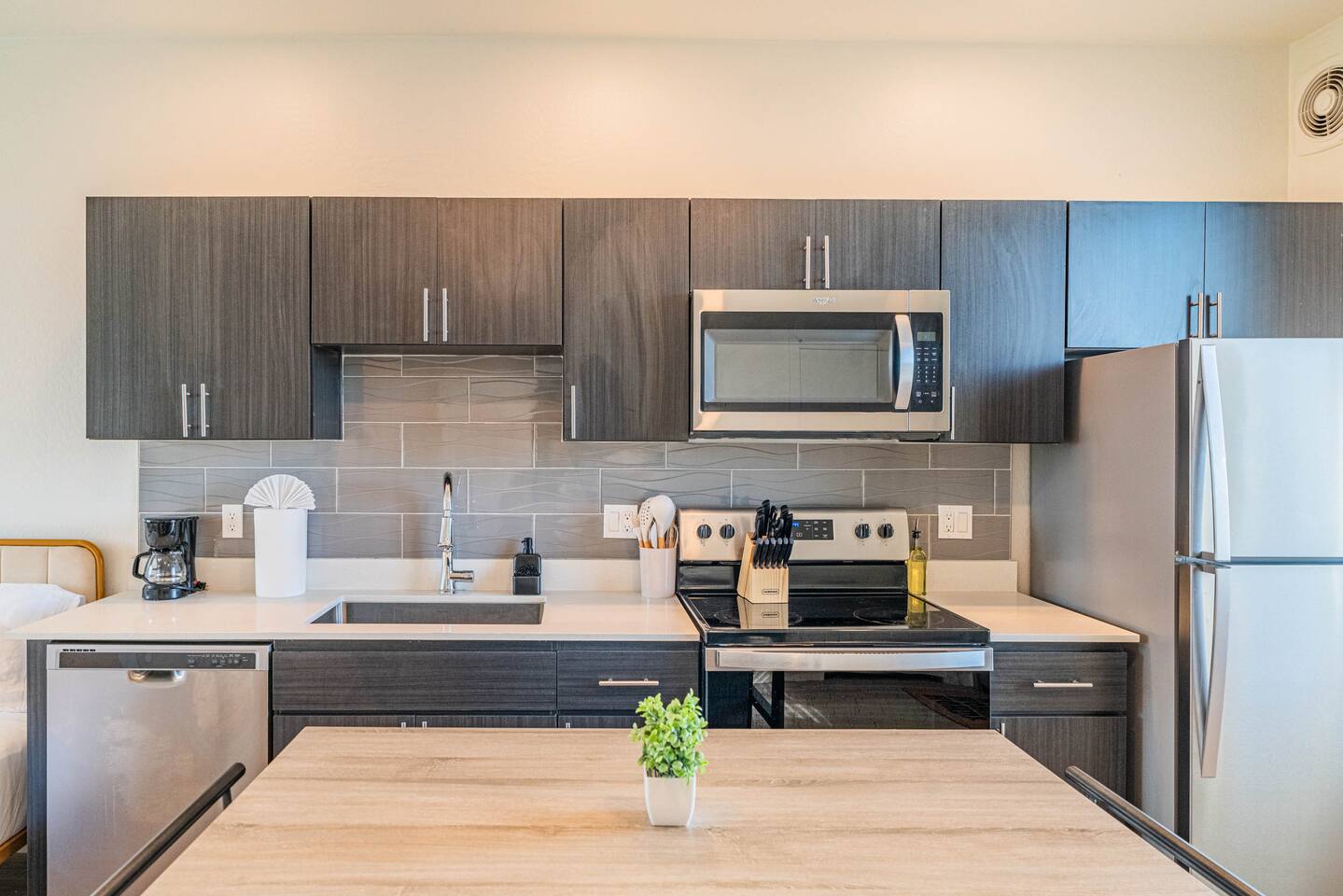 QueenBD Studio | Pool access, Gym + InUnitLaundry