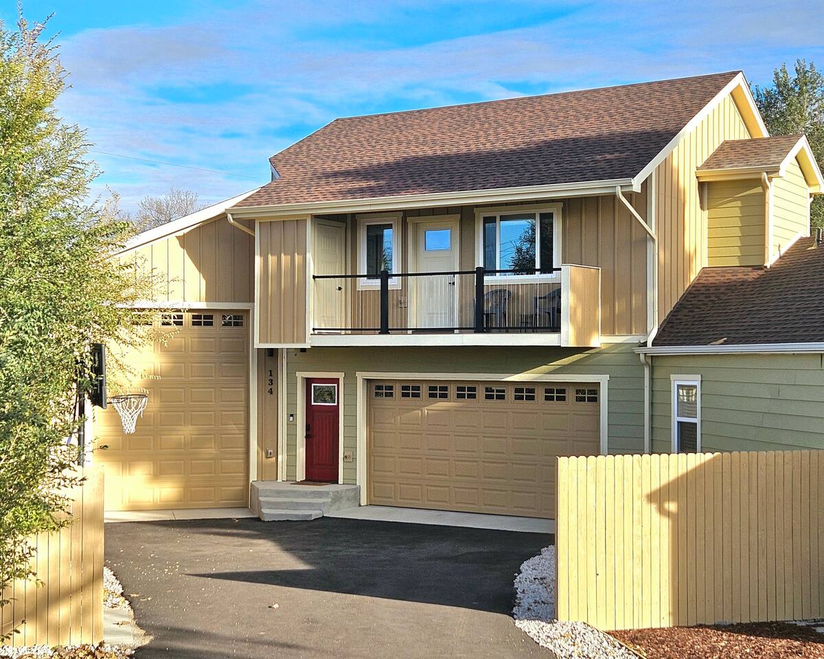 Stylish Lakewood 2 bed w/ West Facing Balcony