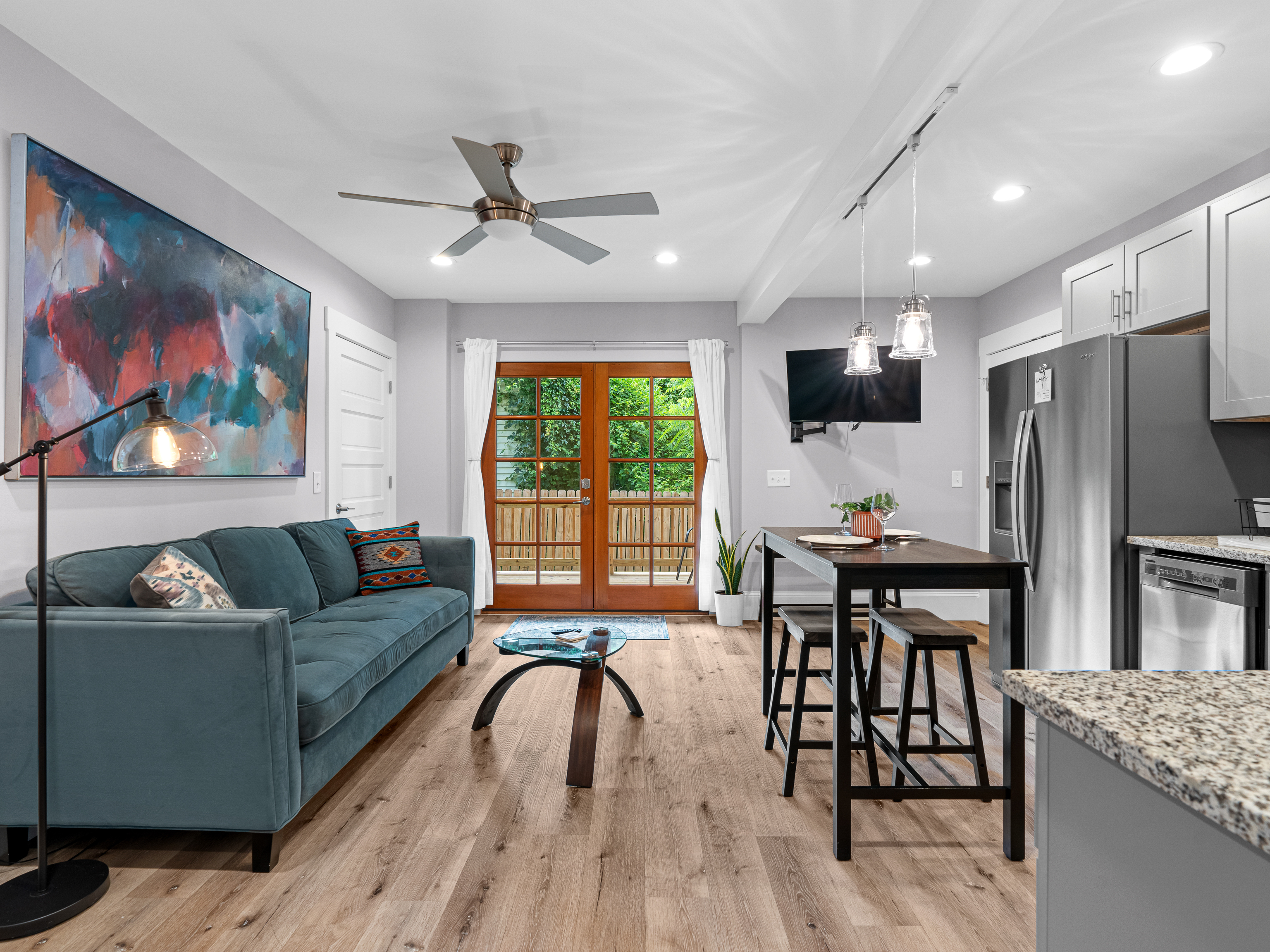 Downtown Suite: Private Fenced Oasis