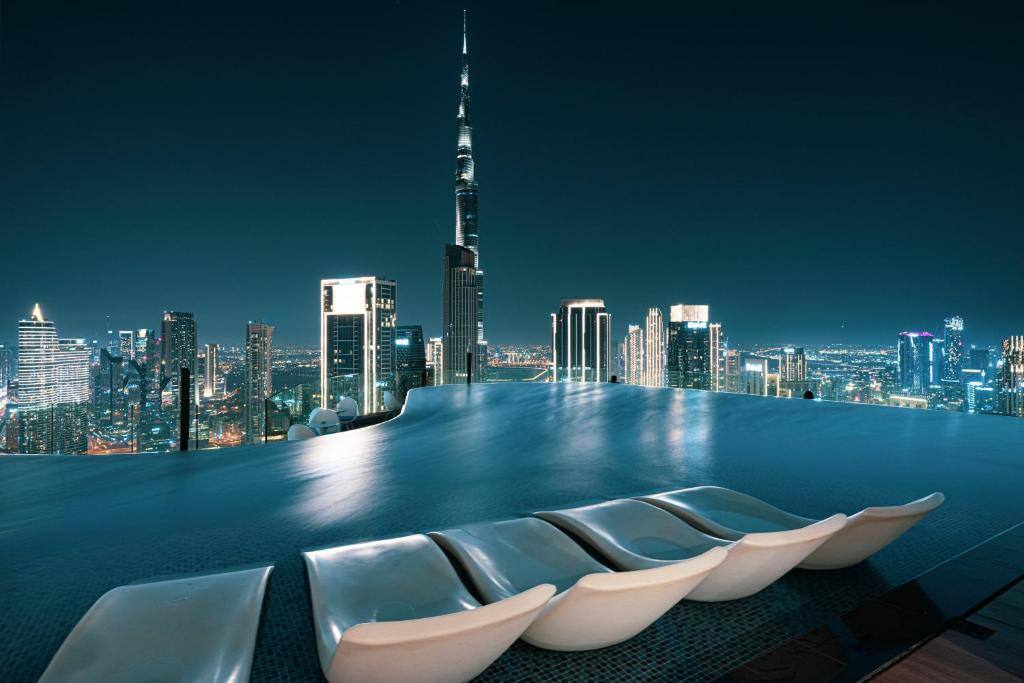 Famous 64th Floor Sky Pool - Dubai Skyline Views