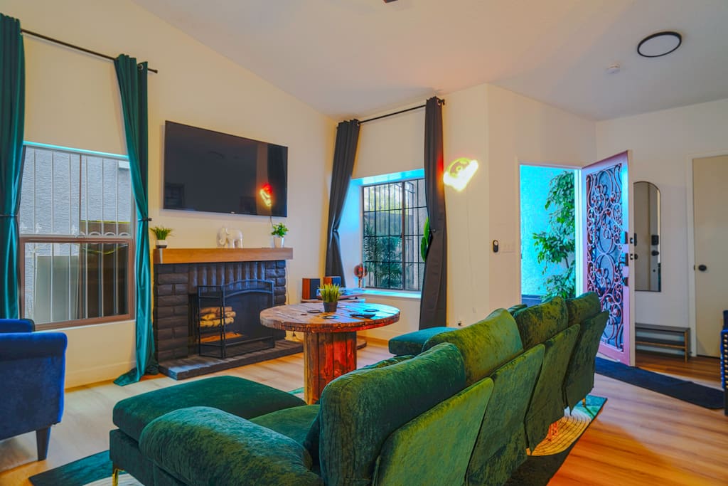 Vibrant Vegas Retreat, Quiet, Cozy, 18 min to Strip