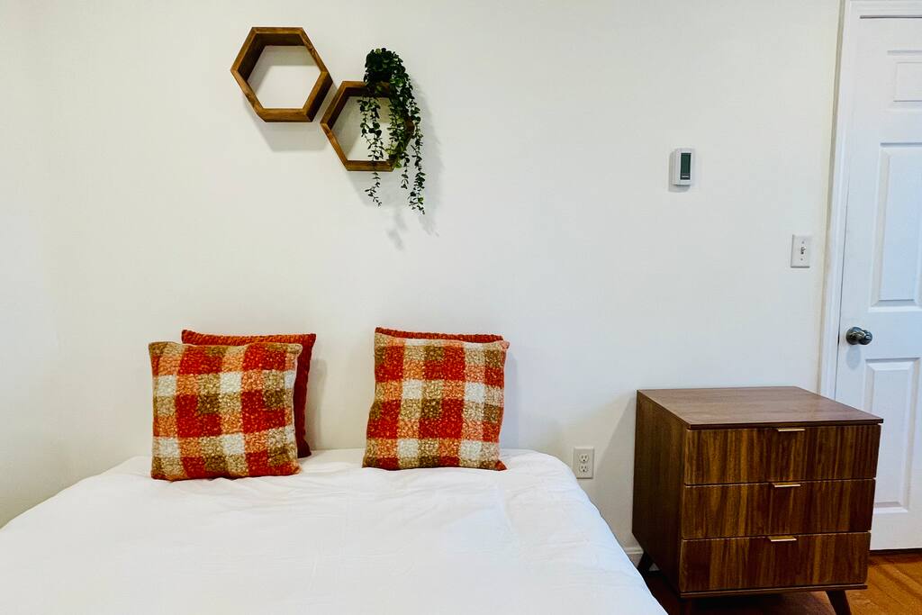 Walk to MIT & Kendall. Quick Subway to MGH+Harvard