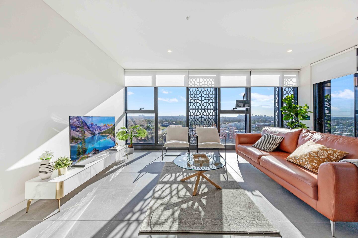 Stylish & Spacious 3BR APT in Homebush with GYM