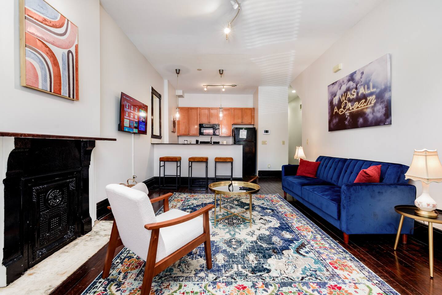 King Suite • Art District • Fast WiFi • Laundry