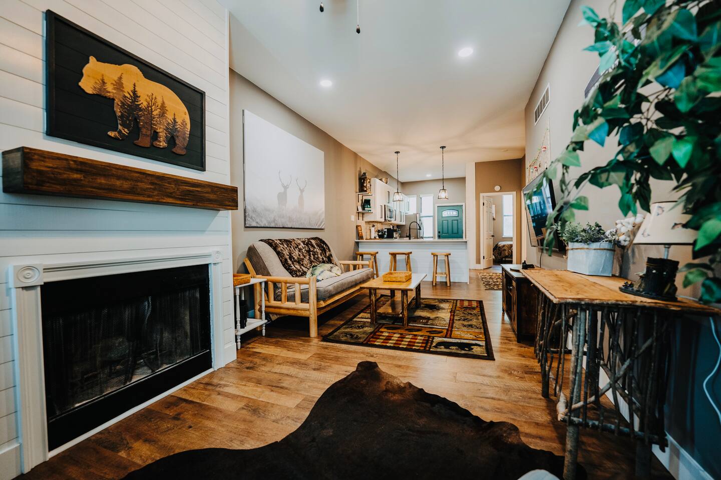 Rustic Cabin • Walk to Bars • Fast WiFi • Laundry