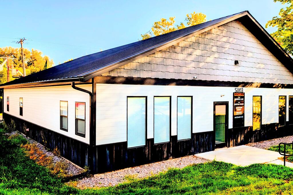 Huge 6BR House Downtown Dells - Right on Broadway!