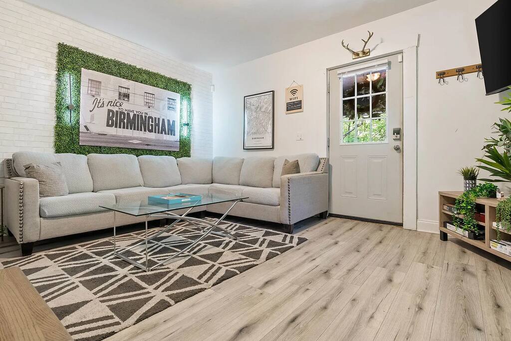 HoneySuckle House - Super close to UAB - King bed