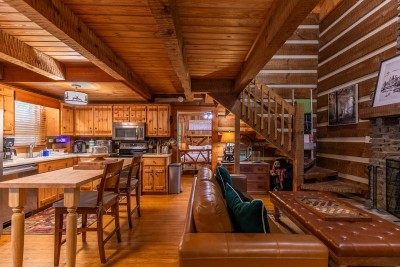 Spread out around the long farmhouse table and enjoy big family meals, game nights or planning tomorrow's hikes while staying connected to the kitchen and living area.