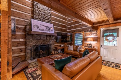 Gather in the warm living room with comfy leather sofas, a wood-burning fireplace & smart TV—perfect for unwinding after hiking or tubing.