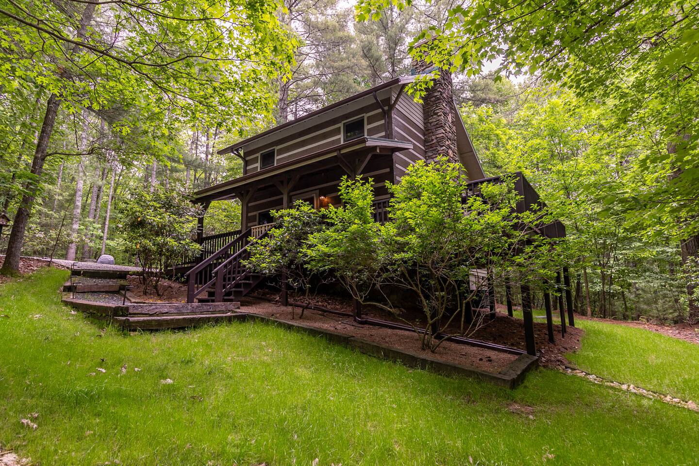 Peaceful 2BR Cabin near Boone w/ Hot Tub Fire Pit!