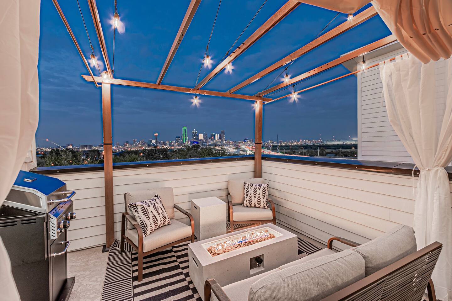 Dallas Vacation Rental Near Bishop Arts | 3BR Townhome with Rooftop & Arcade
