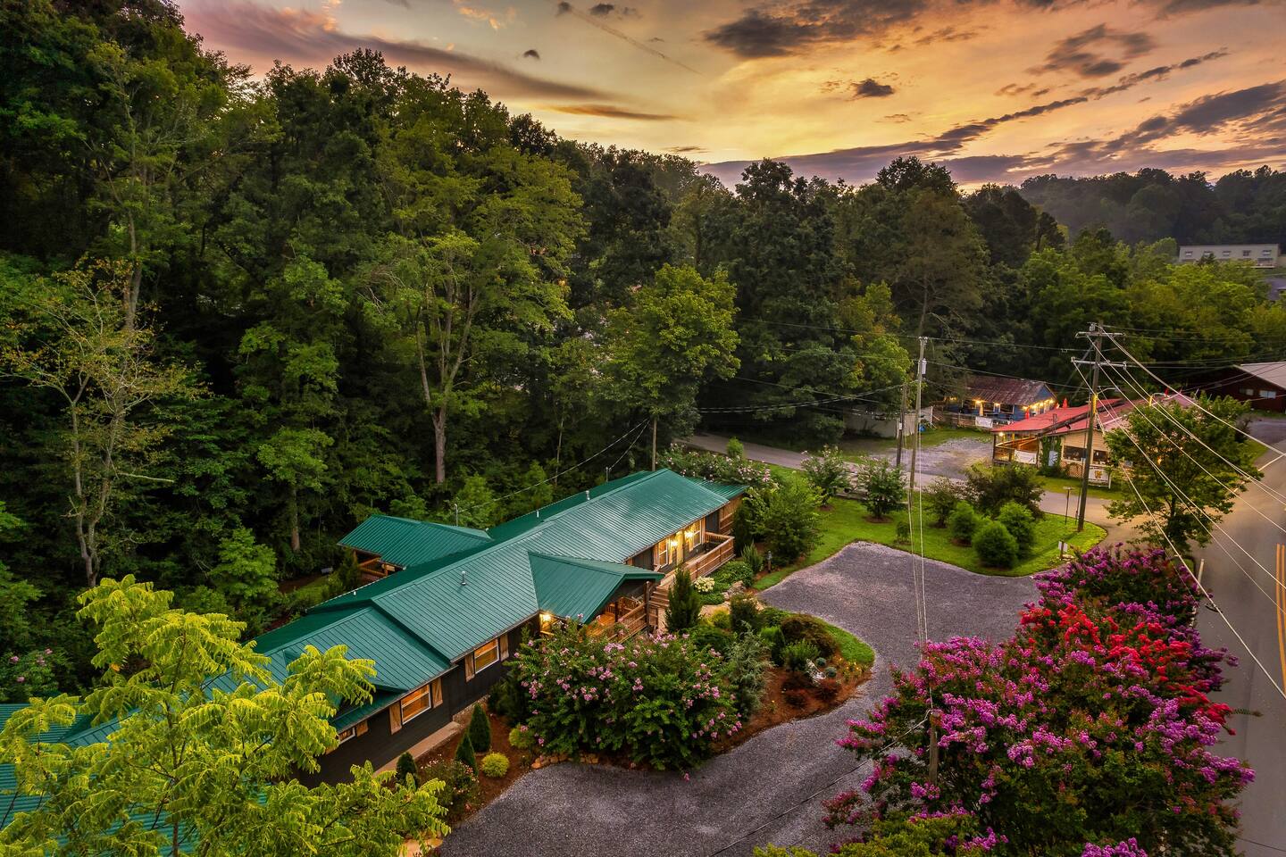 *NEW*Creekside Lodge! 3 Private Cabins! Sleeps 16!