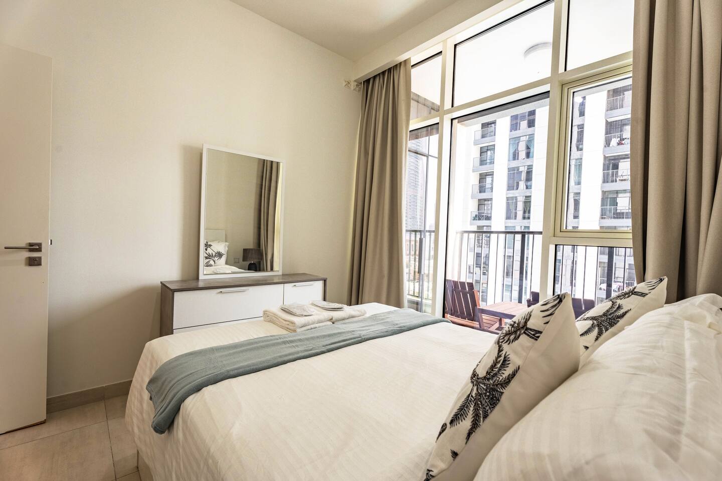 Reem Island Modern 1BR Pool, Gym, City View