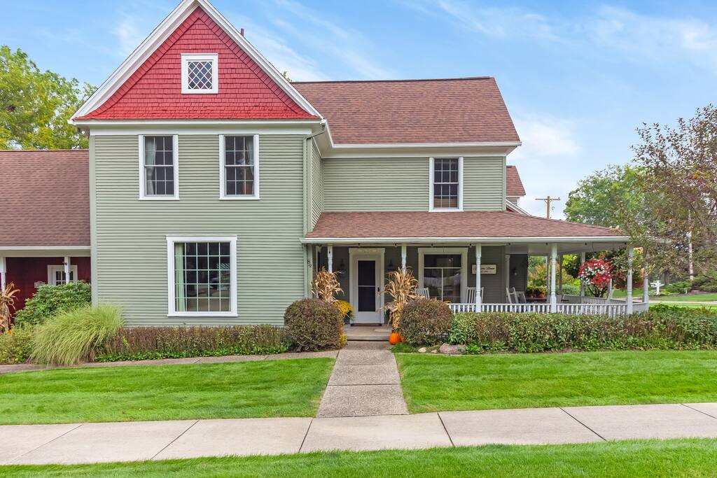 New Listing! Spacious Douglas Estate