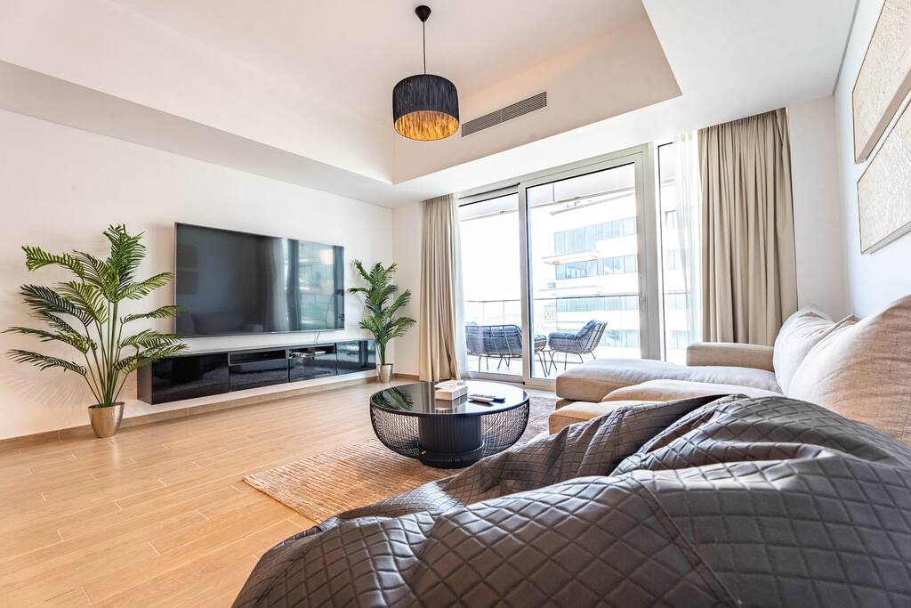 Luxury 2BR Golf View 85" TV Yas Bay