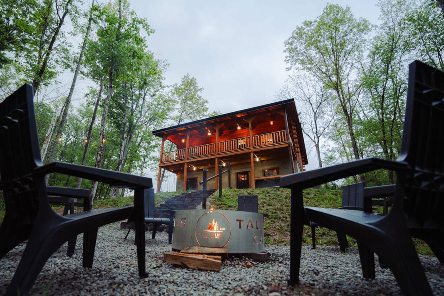 Treetop Escape! Hot Tub~ Firepit~ 5 Private Acres
