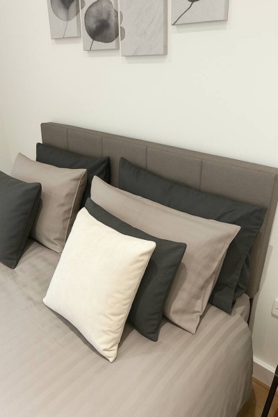 A Westminster bedroom with layered pillows, abstract art and a calm modern sleep setup. Minutes from Westminster Abbey, it’s a peaceful retreat blending comfort, style and city charm.
