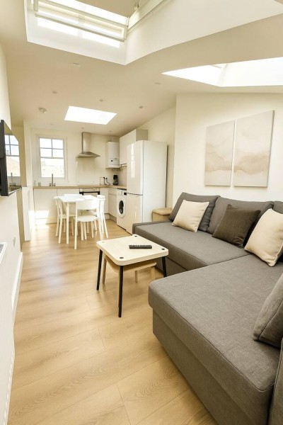 A bright Westminster open‑plan with skylights, modern kitchen and a cozy lounge. Minutes from Buckingham Palace, it’s a welcoming retreat blending comfort, style and city charm.