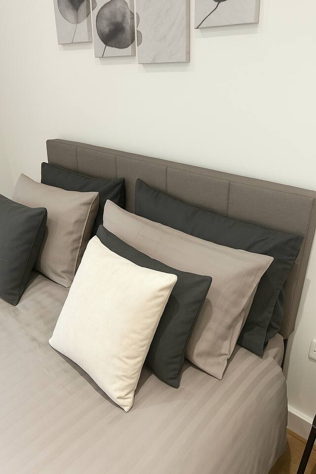 A Westminster bedroom with layered pillows, abstract art and a calm modern sleep setup. Minutes from Westminster Abbey, it’s a peaceful retreat blending comfort, style and city charm.