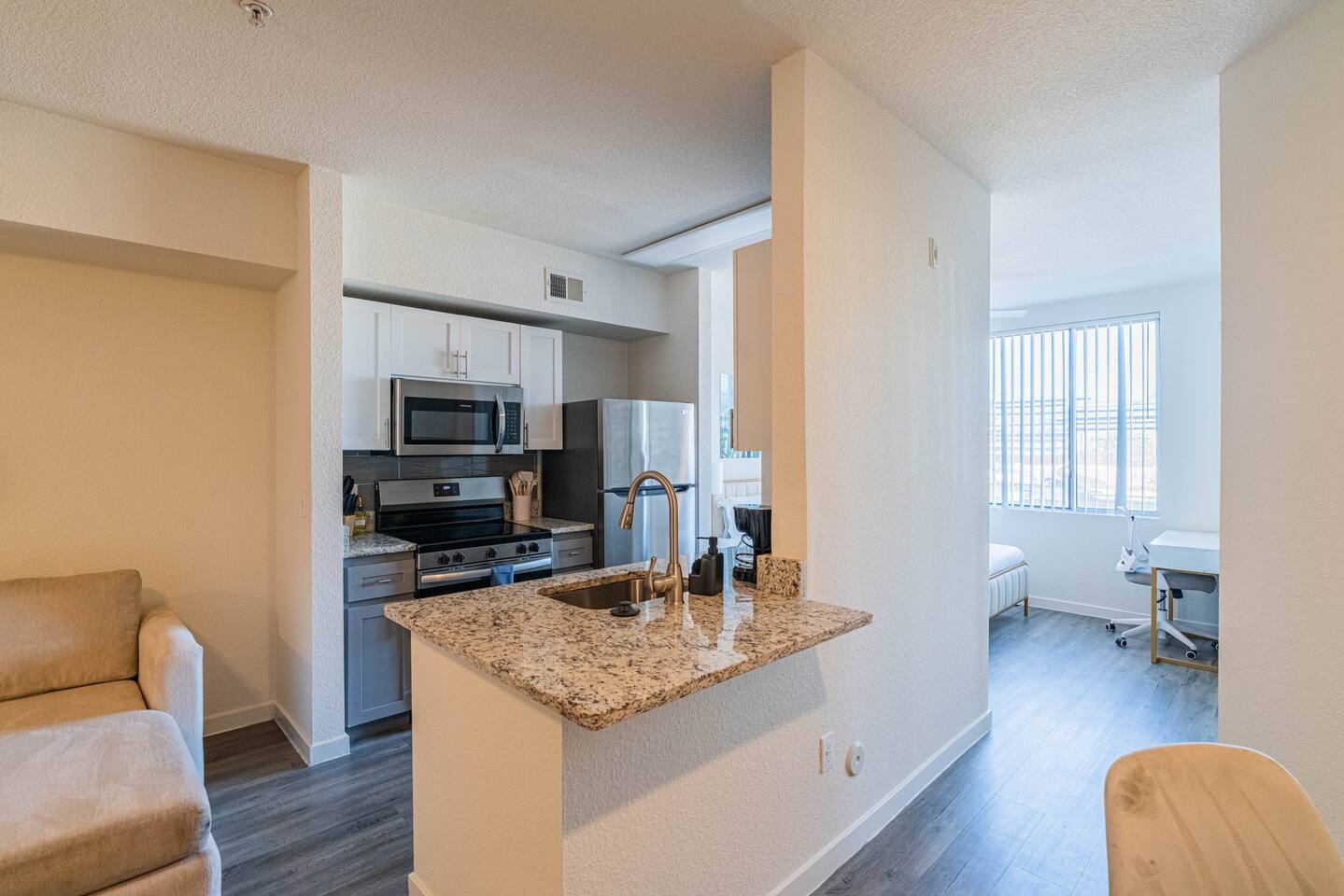 Comfy Studio with Pool, Gym & Laundry