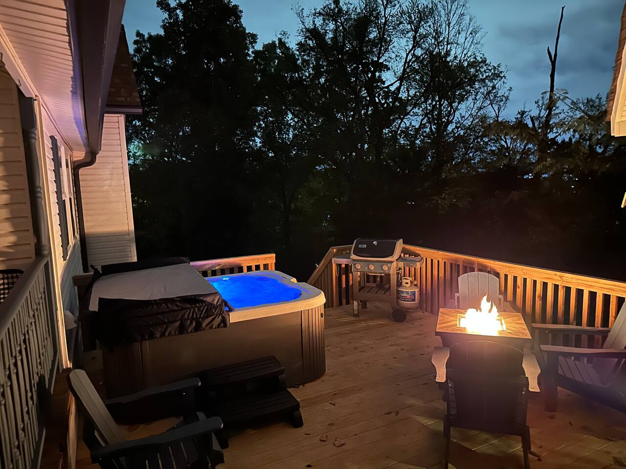 Walk to Downtown | 2 BR Cottage w/ Hot Tub & Grill