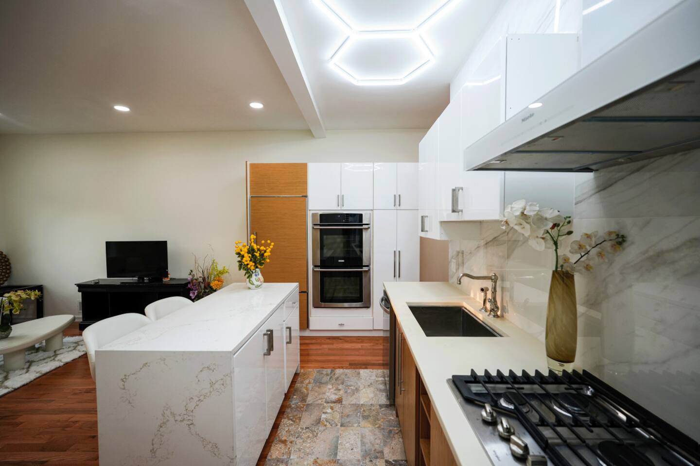 Luxury Winter Stay | NYC Views, Garage & Balcony