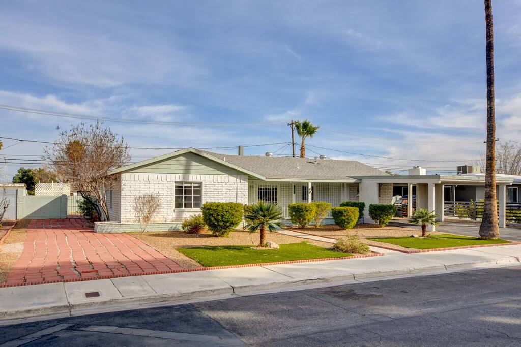 Relaxing 4BR House | Vegas Stay w/ Parking & Yard