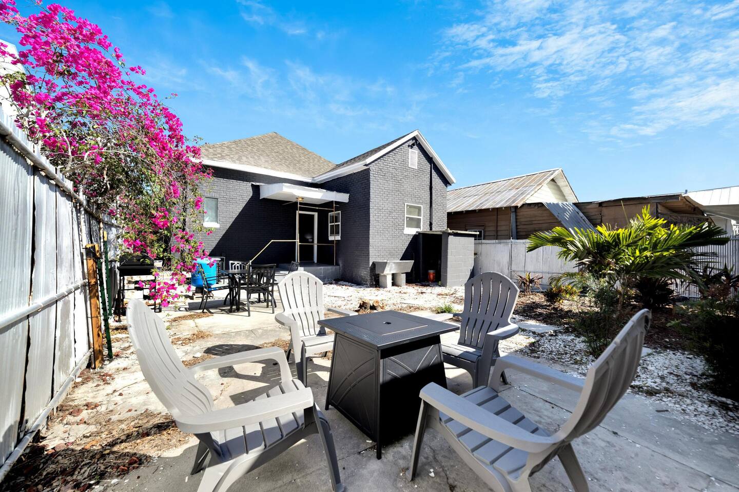 Turquoise Bungalow | Charming | Historic Area