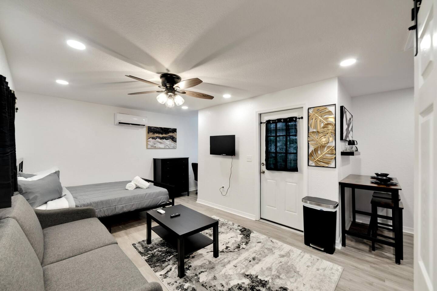 Turquoise Studio | Historic | Modern & Comfy