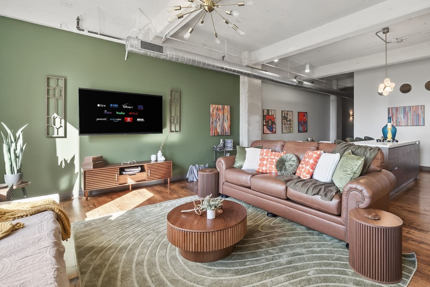 Vintage Vibe Flat - Pool, Gym, Game & Movie Rm, Free Valet